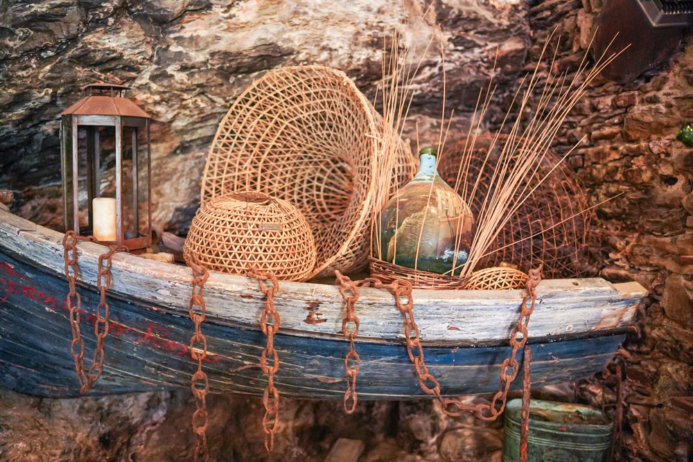 barca nella roccia all'interno del ristorante Gambero Rosso Vernazza Cinque Terre Liguria