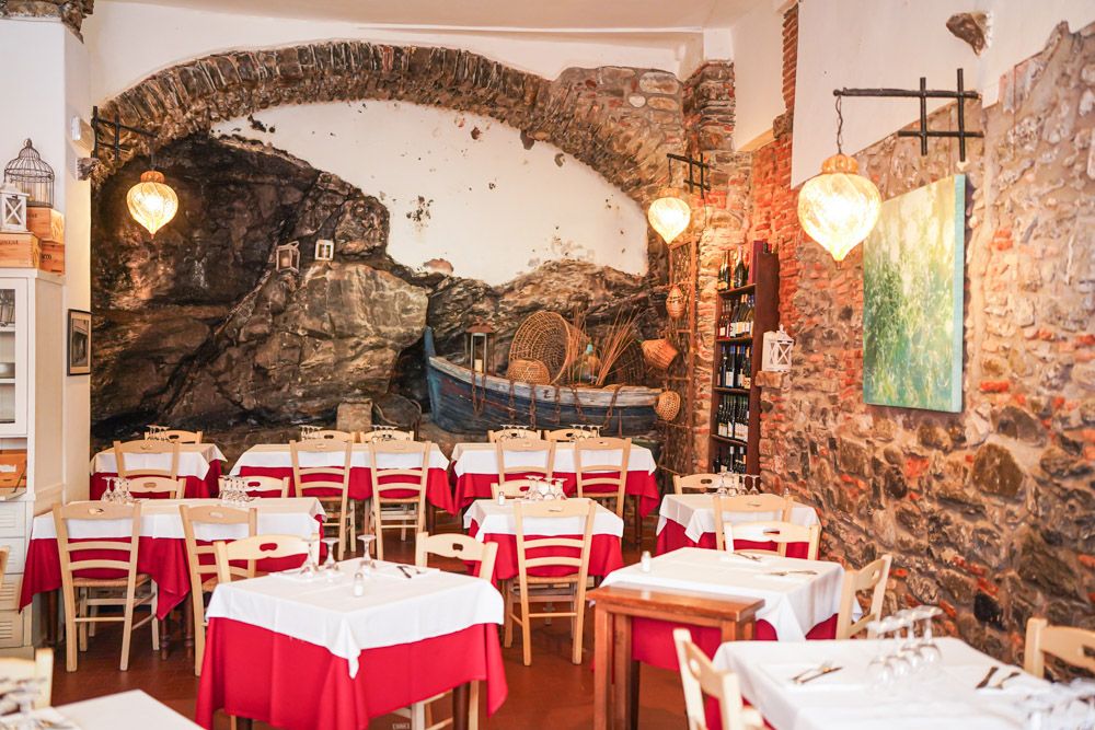 tavoli sala interna al ristorante Gambero Rosso Vernazza Cinque Terre Vernazza