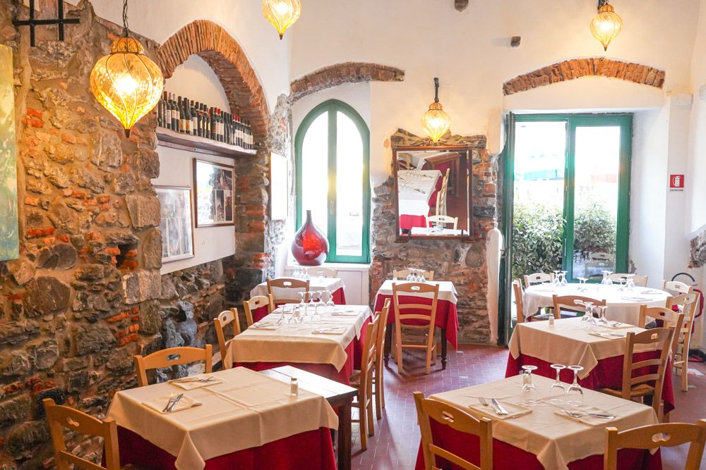 tavoli sala interna al ristorante Gambero Rosso Vernazza Cinque Terre Vernazza