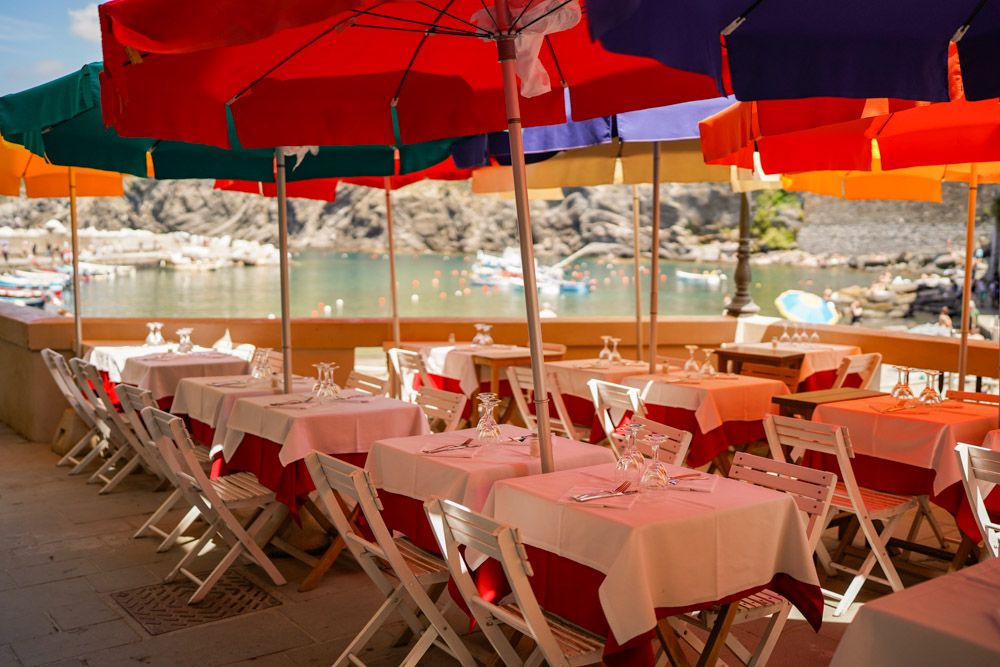 Tavoli esterni al Ristorante Gambero Rosso Vernazza sulla piazzetta